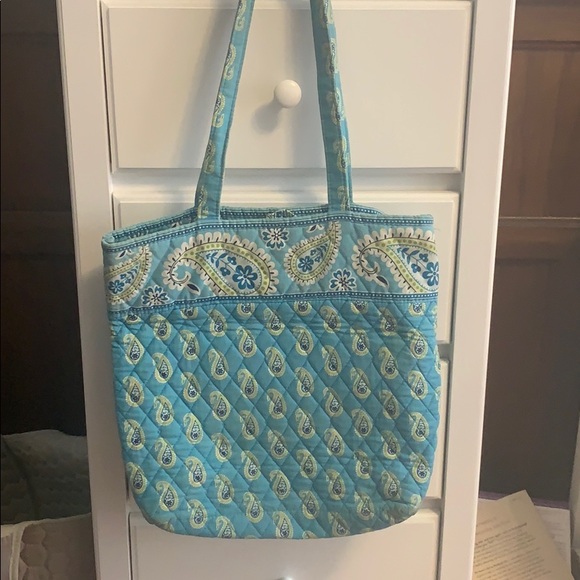 Vera Bradley Handbags - Vera Bradley tote in Great Condition